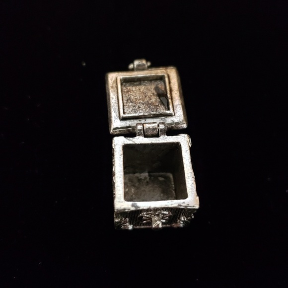 Beaucoup Designs Aimez Treasure Box Charm - Picture 2 of 4